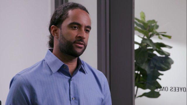 Pregnant employee talking to supervisor